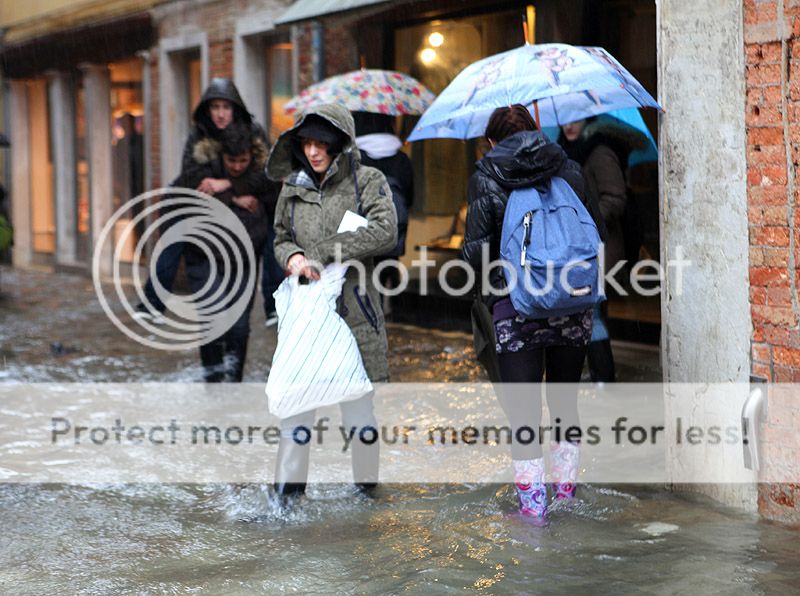 https://i759.photobucket.com/albums/xx238/z_nataly/Venezia%20acqua%20alta%202013/IMG_9186_zps7960082f.jpg